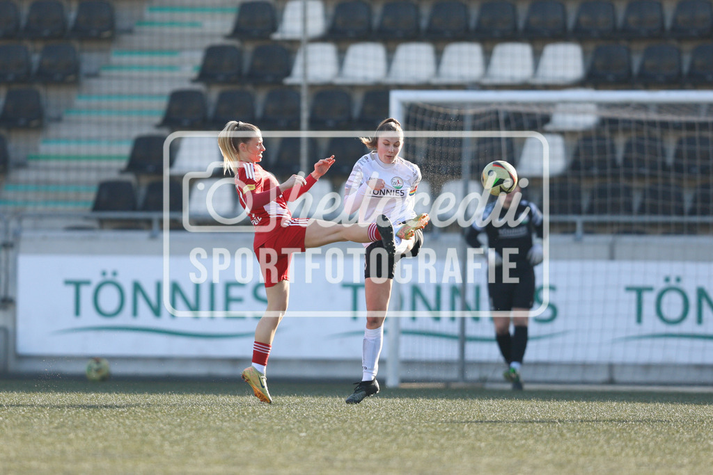 Fußball I Frauen I Saison 2025-2026 I Testspiel I FSV Gütersloh - SpVg Aurich-48 | Alina Vogel (11, SpVg Aurich) - Realisiert mit Pictrs.com