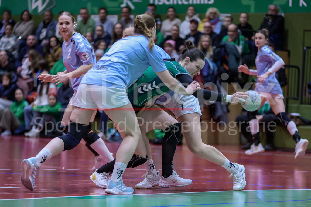 Handball, 2. Bundesliga Frauen, SV Werder Bremen - Bayer 04 Leverkusen | Alina Defayay (SV Werder Bremen, 57) am Ball, Spielszene, Aktion, Action, im Zweikampf, Duell, Spielszene, Aktion, Action
