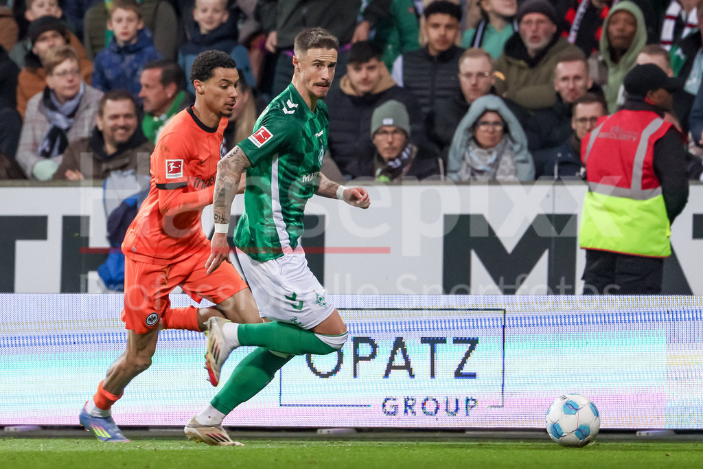 Fussball, Bundesliga, SV Werder Bremen - Eintracht Frankfurt | v.li.: Hugo Ekitike (Eintracht Frankfurt, 11) und Marco Friedl (SV Werder Bremen, 32) im Laufduell, Zweikampf, Duell, Dynamik, Aktion, Action, Spielszene, DIE DFL-RICHTLINIEN UNTERSAGEN JEGLICHE NUTZUNG VON FOTOS ALS SEQUENZBILDER UND/ODER VIDEOÄHNLICHE FOTOSTRECKEN. DFL REGULATIONS PROHIBIT ANY USE OF PHOTOGRAPHS AS IMAGE SEQUENCES AND/OR QUASI-VIDEO.