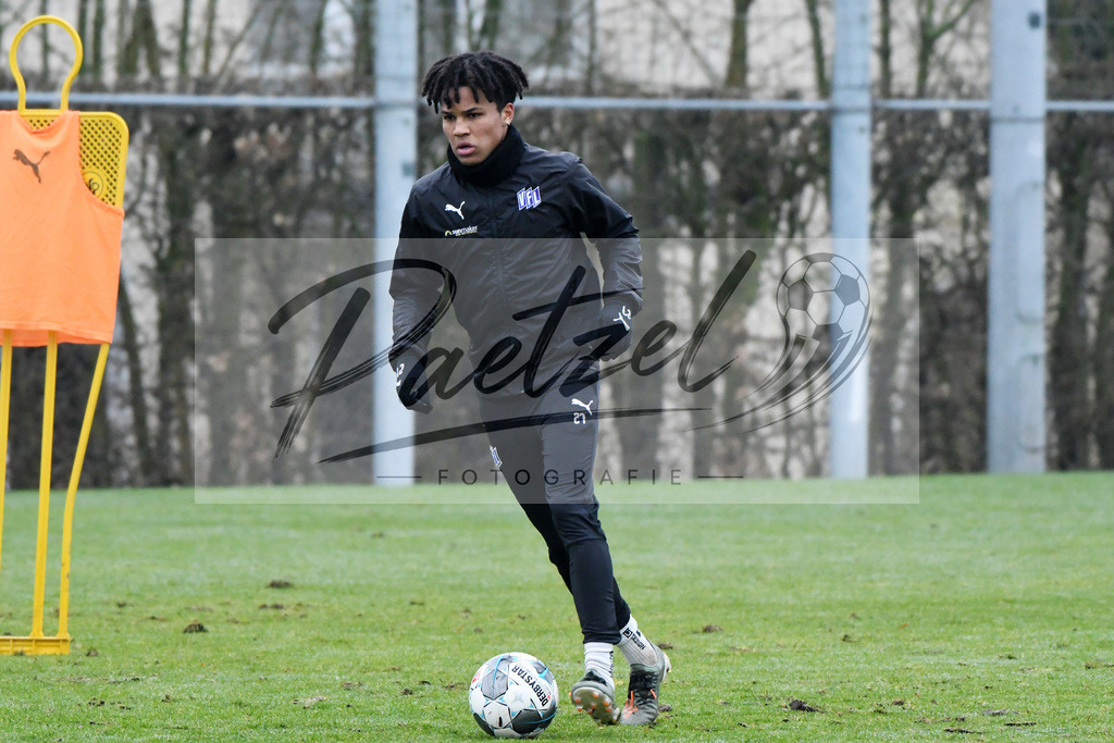 20200125_TRAOSN_0053 | Fußball, Herren: Felix Agu (VfL Osnabrück) in Aktion, am Ball, Einzelaktion beim Training des VfL Osnabrück am 25.01.2020 im Sportpark Illoshöhe in Osnabrück, Deutschland.(Foto von Nico Paetzel) - Realisiert mit Pictrs.com