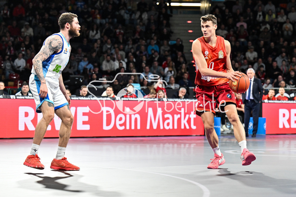 FC Bayern München - Skyliners Frankfurt | MUNICH, GERMANY - 17. FEBRUARY: im Duell Logan JOHNSON (Skyliners Frankfurt 0) und Justianian JESSUP (FC Bayern Basketball 10) während dem Spiel zwischen dem FC Bayern München und den Skyliners Frankfurt am 21. Spieltag der easyCredit BBL im BMW Park