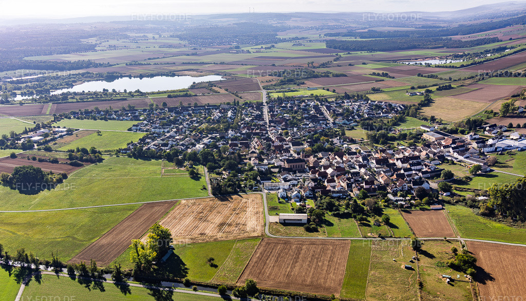 Luftbild: Ortsansicht aus Norden im Ortsteil Sickenhofen in Babenhausen im Bundesland Hessen in Deutschland. – Foto: IMG_159068-Pano.jpg vom 22.09.2026 durch Werner Riehm/FLY-FOTO.de – Auflösung des Originals: 6724 x 3850 px