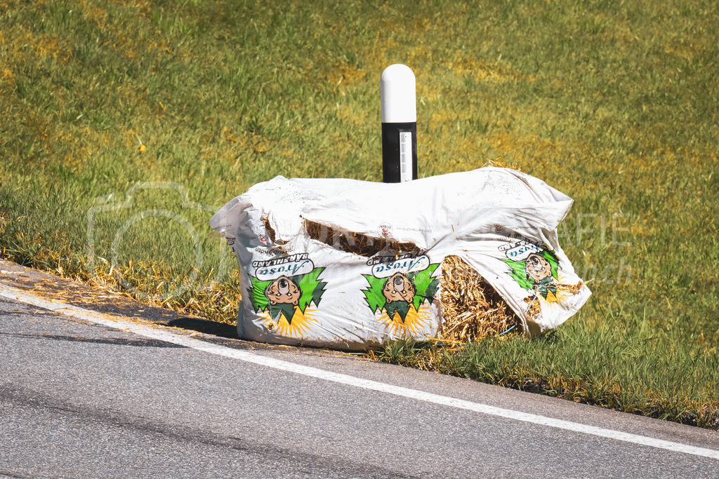 21. Arosa ClassicCar 2025 - 6. =September= 2025 | Angefahrene Strohballe am Arosa ClassicCar 2025..@arosaclassiccar, @arosa.official, #arosaclassiccar, #arosa, #76curves, #classiccarBild: Sportfotografie Markus Aeschimann | www.markus-aeschimann.ch - Realisiert mit Pictrs.com