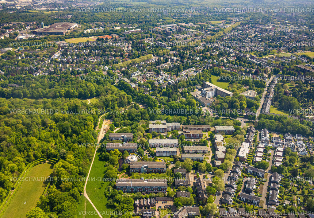 Duesseldorf240501498 | Luftbild, Mietshaus Wohnsiedlung Robert-Hansen-Straße, Seniorenresidenz Haus Schlosspark Seniorenheim, Sana Krankenhaus Benrath, Grünflächen, Wohngebiet Urdenbach, Düsseldorf, Rheinland, Nordrhein-Westfalen, Deutschland