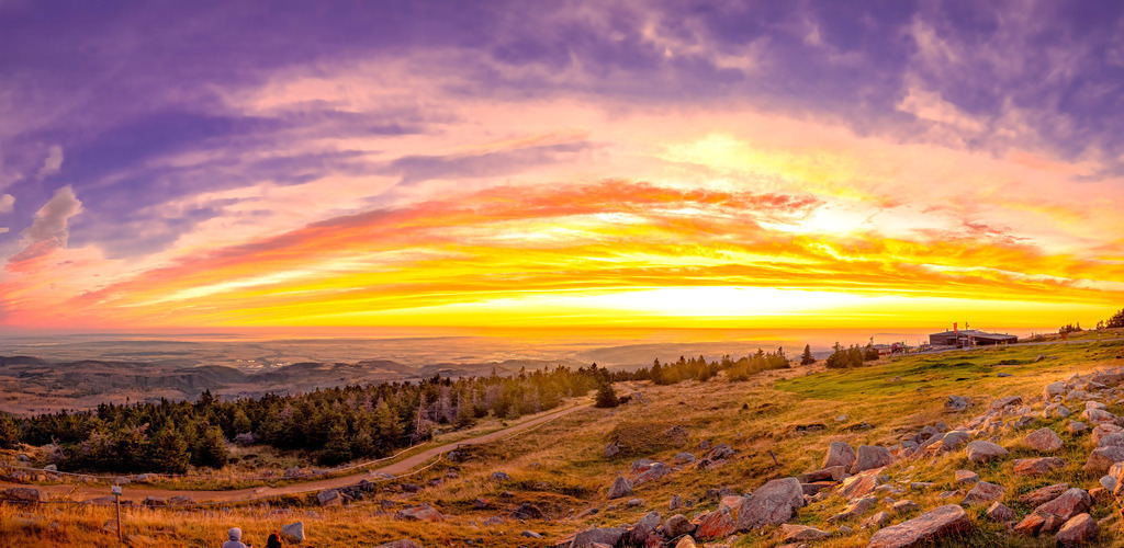 Magischer Sonnenaufgang auf dem Brocken im Harz,farbige stimmungsvolle Aufnahme | Das Bild zeigt einen Sonnenaufgang auf dem Brocken im Harz. Der Brocken ist der höchste Berg im Harz und liegt in Sachsen-Anhalt.Er ist bekannt für seine Aussicht, die bei gutem Wetter bis zu 100 km weit reichen kann.Die Gegend ist ein beliebtes Ziel für Wanderer und Fotografen.Auf dem Gipfel befindet sich eine Wetterstation und ein Hotel. - Realisiert mit Pictrs.com