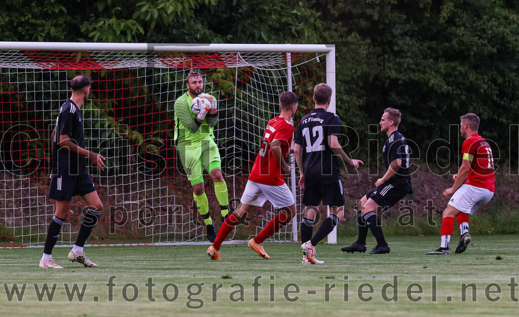 2023-08-25_066_FC_Finsing_gegen_FC_Lengdorf | Finsing, Deutschland, 25.08.2023:
Fußball, Kreisliga 2023 / 2024, 6. Spieltag, FC Finsing gegen FC Lengdorf, Endergebnis: 5:0

Dominik Keuter (FC Finsing, #18), Torwart Daniel Schröder (FC Finsing, #1), Florian Thieme (FC Lengdorf, #5), Fabian Kövener (FC Finsing, #12), Dominik Bluhme (FC Finsing, #16), Martin Lechner (FC Lengdorf, #11)

Foto: Christian Riedel / fotografie-riedel.net