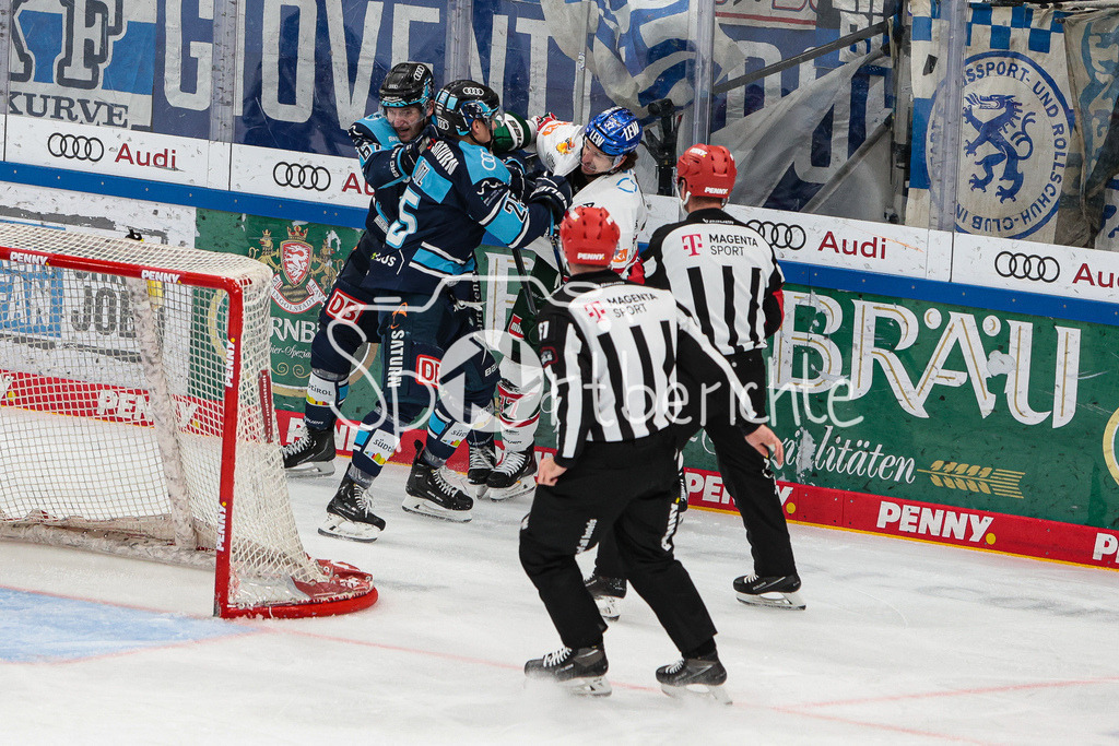 ERC Ingolstadt - Augsburger Panther | Leon HUETTL (ERC #25) und Terry BROADHURST (AEV #37) lassen die FAEUSTE Sprechen