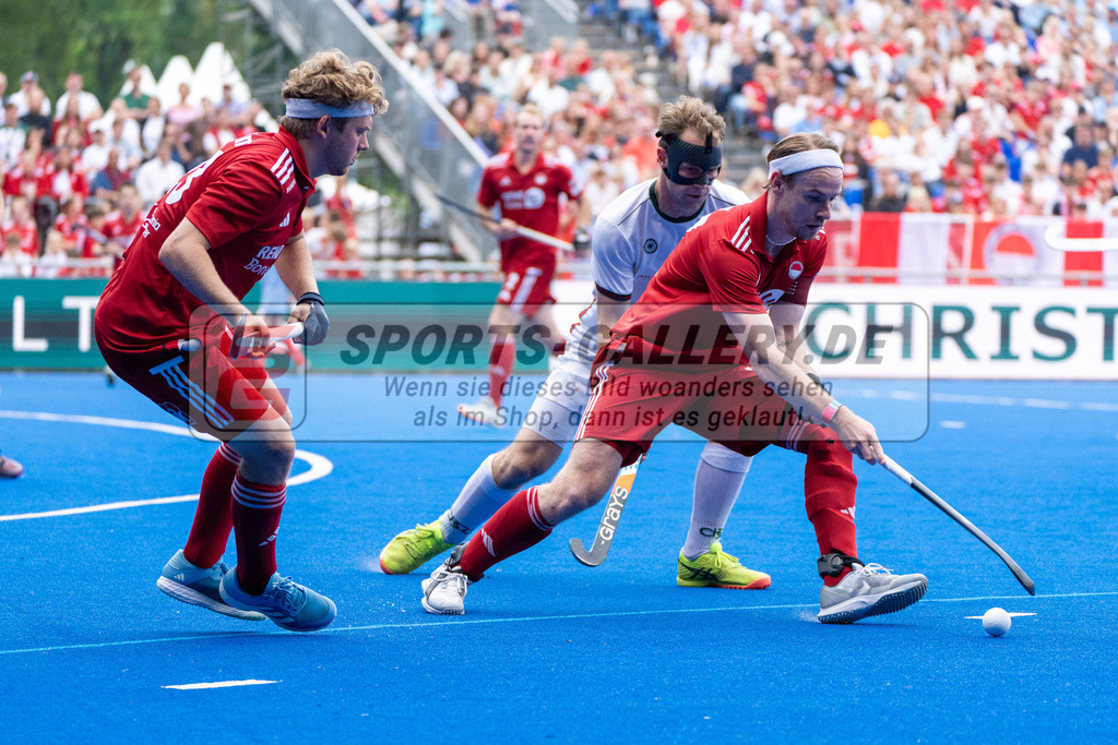 Final4_20250601-1506-HK108680 | Krefeld, Deutschland, 01.06.2025:  Feldhockey Final4 2025 – „Deutsche Feldhockey-Meisterschaften 2025“ Crefelder HTC - Rot-Weiss Köln (Finale Herren) im Gerd-Wellen-Hockeyanlage am 01.06.2025 in Krefeld, Deutschland. (Foto von Kramhöller/Fehrmann/Kaste)Krefeld, Germany, 01.06.2025: Feldhockey Final4 2025 – „Deutsche Feldhockey-Meisterschaften 2025“ Harvestehuder HTC - Düsseldorfer HC (Finale Damen) in Gerd-Wellen-Hockeyanlage at 01.06.2025 in Krefeld, Deutschland. (Foto from Kramhöller/Fehrmann/Kaste)