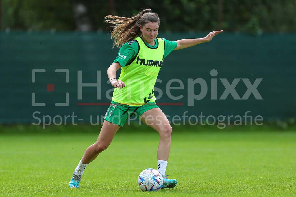 Fussball, Google Pixel Frauen-Bundesliga, Training SV Werder Bremen | v.li.: Chiara Hahn (SV Werder Bremen, 21) Freisteller, Einzelbild, Ganzkörper, Aktion, Action, Spielszene
