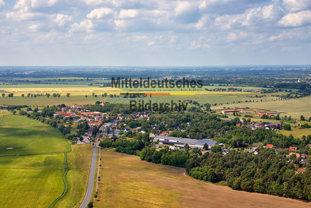 Menz-Jerichower-Land-Sachsen-Anhalt_5300 | Die Luftaufnahme zeigt Menz aus der Vogelperspektive. Der Ort liegt zwischen Magdeburg und Gommern und ist von landwirtschaftlich genutzten Flächen umgeben. Die Aufnahme dokumentiert die charakteristische Ortsstruktur von Menz. - Realisiert mit Pictrs.com
