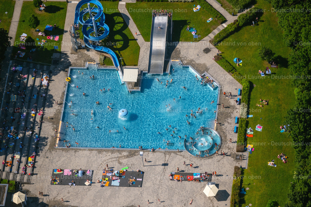 4046020 | ERFURT 14.06.2021 Schwimmbecken des Freibades " Nordbad " Im Nordpark in Erfurt im Bundesland Thüringen, Deutschland. Weiterführende Informationen bei: SWE Stadtwerke Erfurt GmbH. // Swimming pool of the " Nordbad " Im Nordpark in Erfurt in the state Thuringia, Germany. Further information at: SWE Stadtwerke Erfurt GmbH. Foto: Gerhard Launer