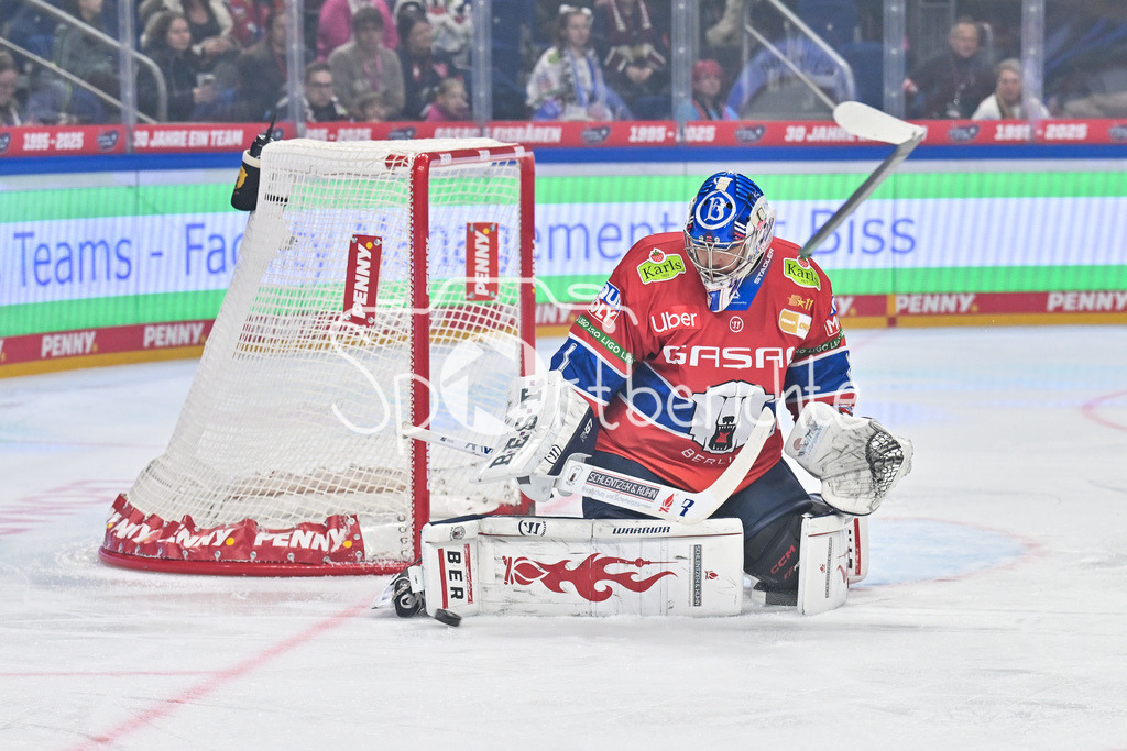 Eisbären Berlin - Augsburger Panther | BERLIN, GERMANY - 04. JANUARY: Jonas STETTMER (Eisbären Berlin 1) kann einen Schuss der Gäste halten / Einzelfoto / Freisteller während dem Match zwischen den Eisbären Berlin und den Augsburger Panthern am 36. Spieltag der Penny DEL in der UBER Arena