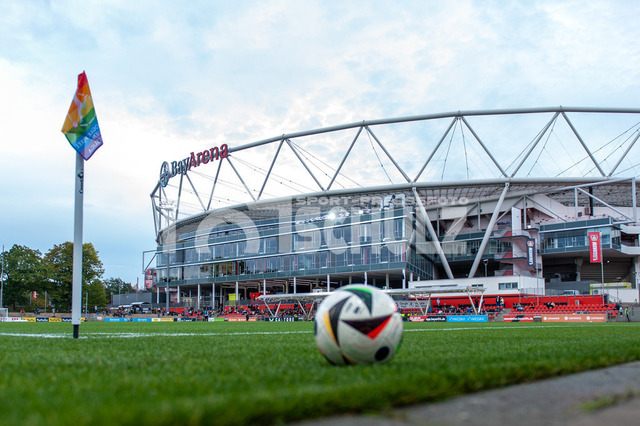 20241007NSZ_1533 | Spielball der Google Pixel Frauen-Bundesliga im Ulrich-Haberland-Stadion. Blick auf die BayArena. Blick auf die BayArenaDEU, Leverkusen, 07.10.2024 Fußball, Frauen, Google Pixel Frauen-Bundesliga, Saison 2024/2025, 5. Spieltag, Bayer 04 Leverkusen - FC Carl Zeiss JenaDIE DFB-RICHTLINIEN UNTERSAGEN JEGLICHE NUTZUNG VON FOTOS ALS SEQUENZBILDER UND/ODER VIDEOÄHNLICHE FOTOSTRECKEN - Realisiert mit Pictrs.com