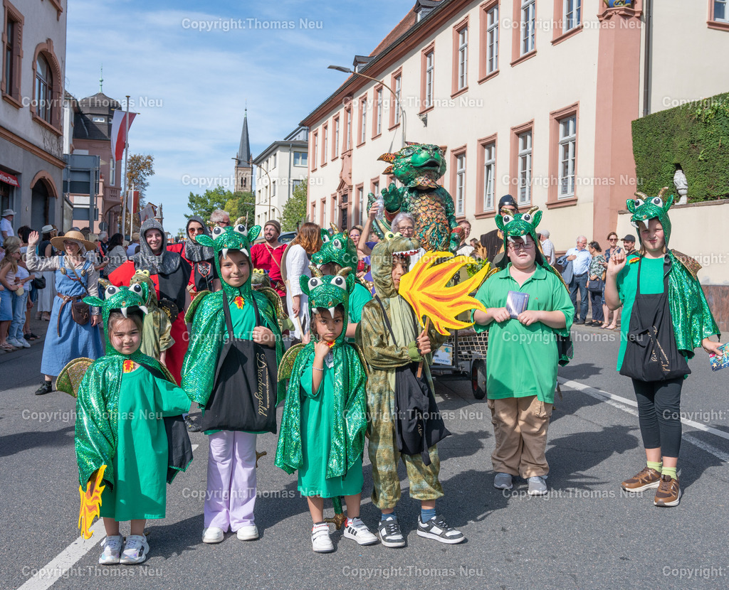 30_Winzerfestumzug-Bensheim | bbe, Bensheim, Winzerfestunmzug 2025, Sterntaler Kinderträume -Drachenberge ,, Bild: Thomas Neu