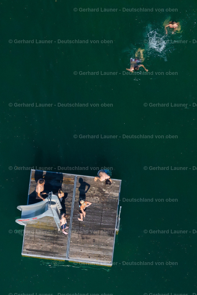 4046024 | ERFURT 14.06.2021 Badegäste suchen sommerliche Abkühlung am Uferbereich des See "Nordstrand" auf einer Badeinsel in Erfurt im Bundesland Thüringen, Deutschland. // Bathers look to cool off in summer on the banks of the lake "Nordstrand" on a bathing island in Erfurt in the state Thuringia, Germany. Foto: Gerhard Launer
