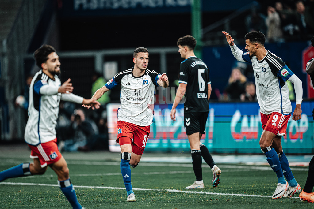 Fußball | Männer | Saison 2023/2024 | 2. Fußball-Bundesliga | 12. Spieltag | Hamburger SV vs. 1. FC Magdeburg | 04.11.2023 | Laszlo Benes (#8, HSV) schießt das erste Tor des Spiels und jubelt