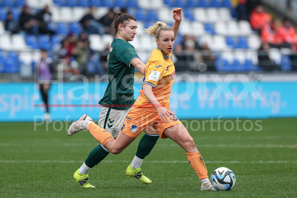 Fussball, Google Pixel Frauen-Bundesliga, TSG 1899 Hoffenheim - SV Werder Bremen | v.li.: Sophie Weidauer (SV Werder Bremen, 9) und Vanessa Diehm (TSG 1899 Hoffenheim, 32) im Zweikampf, Duell, Dynamik, Aktion, Action, Spielszene, DIE DFB-RICHTLINIEN UNTERSAGEN JEGLICHE NUTZUNG VON FOTOS ALS SEQUENZBILDER UND/ODER VIDEOÄHNLICHE FOTOSTRECKEN. DFB REGULATIONS PROHIBIT ANY USE OF PHOTOGRAPHS AS IMAGE SEQUENCES AND/OR QUASI-VIDEO.