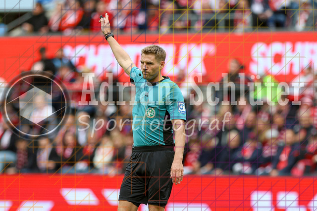 1. FC Köln vs FC Augsburg - 1. Bundesliga  | Köln, Deutschland, 18.10.25:   Schiedsrichter Timo Gerach gestikuliert, Gestik waehrend des Spiels der 1. Bundesliga zwischen  1. FC Köln vs FC Augsburg im RheinEnergieStadion(Foto von Brauer-Fotoagentur / Adrian Schlueter)