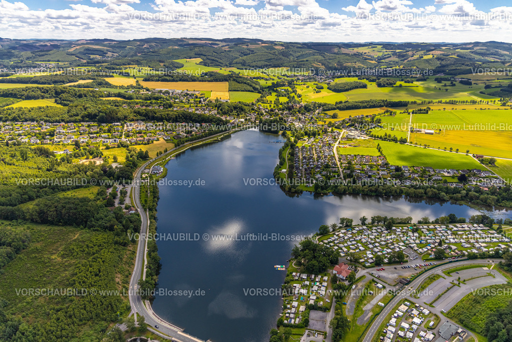 Sundern240708867 | Luftbild, Sorpesee Vorbecken und bewaldeter Uferbereich, Campingplatz Campen am Damm, Blick ins Sauerland, Fernsicht und blauer Himmel mit Wolken, Amecke, Sundern, Sauerland, Nordrhein-Westfalen, Deutschland