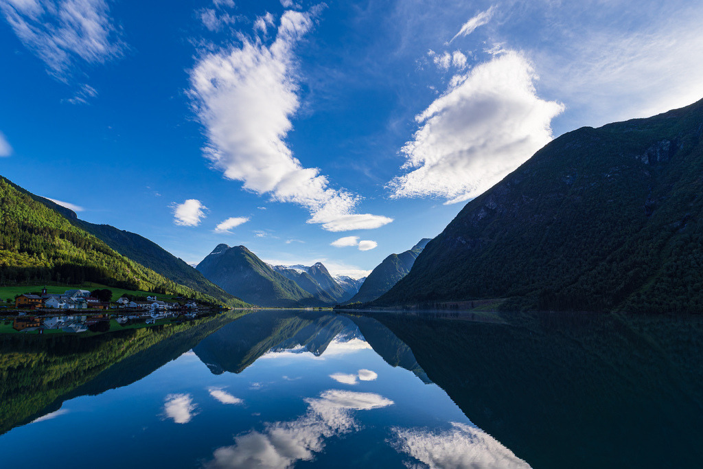 Blick auf den Fjærlandfsjord in Fjærland, Norwegen | Blick auf den Fjærlandfsjord in Fjærland, Norwegen.