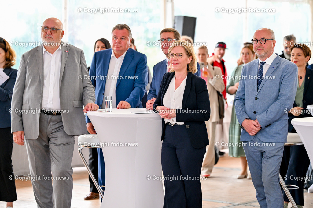 Festakt_ OeBB Gleisausbau_ Baustart_ 01.07.2024-41 | 01.07.2024, Hoersching, AUT, Festakt OeBB-anlaesslich des 4-gleisigen Ausbau des Abschnitt Linz - Marchtrenk, im Bild Andreas Mattae (Vorstandvorsitzender der OeBB), LR Guenther Steinkellner (FP), LR Markus Achleitner (VP), BMin Leonore Gewessler (Die Gruenen, Klimaschutz, Umwelt, Energie, Mobilitaet, Innovation und Technologie), Wolfgang Bogensberger (Leiter der Vertretung der EU Kommission in Oesterreich)