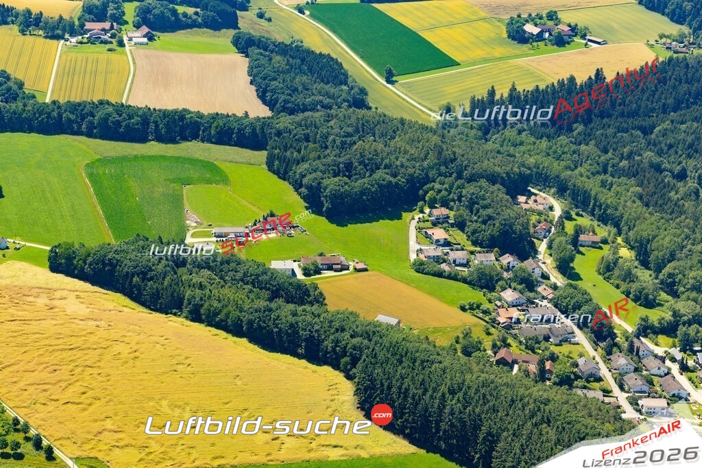 Das Luftbild der Stadt Roßbach wurde 2022 vom Flugzeug heraus erstellt (keine Drohnen-Aufnahmen) Aufnahmehöhe ca.450 Meter- hohe Bildauflösung und Druck-Qualität. Garantiert!