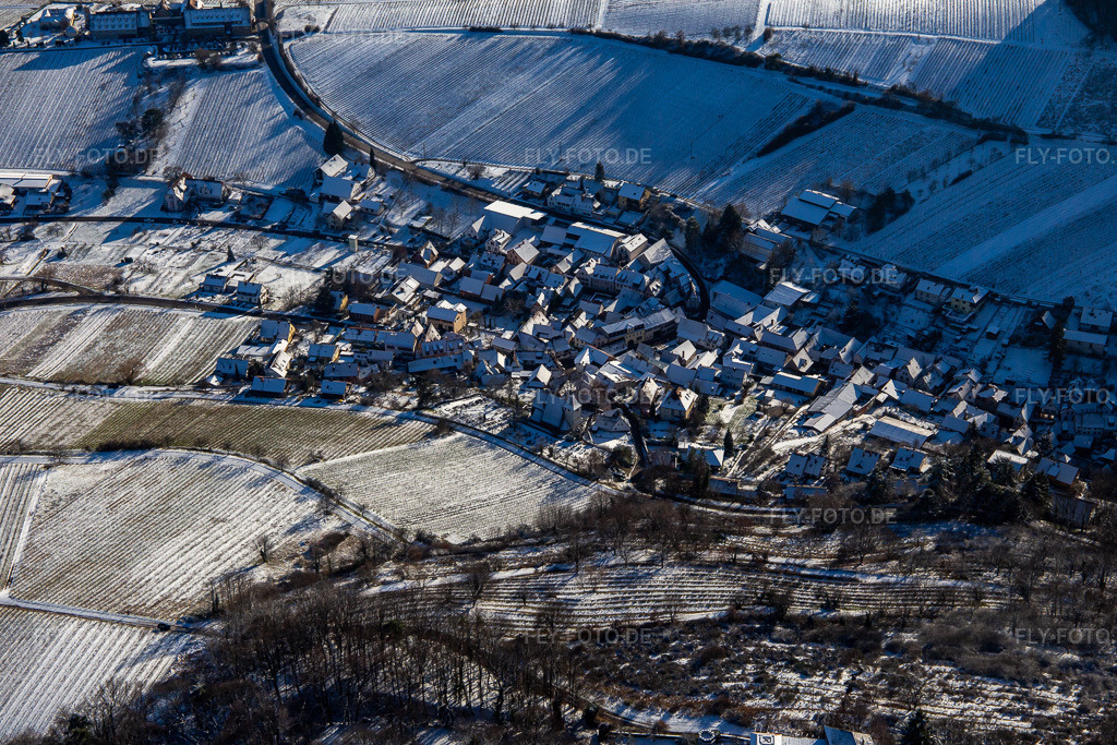 Luftbild: Ortsansicht von Norden im Winter bei Schnee in Leinsweiler im Bundesland Rheinland-Pfalz in Deutschland. Foto: IMG_139912.jpg vom 20.01.2024 durch Werner Riehm/FLY-FOTO.de