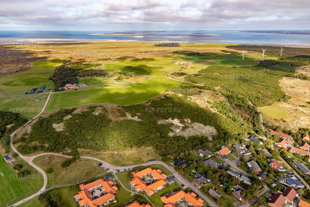 Vue aérienne: Vue de la ville à Fanø dans le département Syddanmark, Danemark. Photo: IMG_118561.jpg prise le 21/09/2019 par Werner Riehm/FLY-FOTO.eu – Résolution de l'original: 5472 x 3648 px