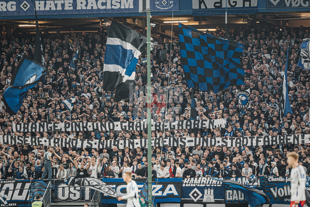 Fußball | Männer | Saison 2024/2025 | 2. Fußball-Bundesliga | 27. Spieltag | Hamburger SV vs. SV 07 Elversberg | 28.03.2025 | Fans des HSV in der Nordkurve mit einem Transparent Orange Punk Und Grau Begraben Unsere Trikots Nur In Vereins Und Stadtfarben
