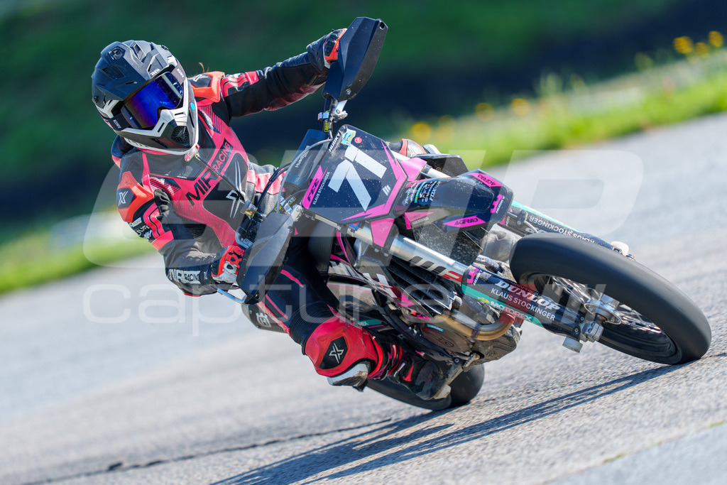 SuperMoto_Staatsmeisterschaft_Greinbach_040 | GRIPcapture steht für authentische Sportfotografie in Österreich – für Momente, die mehr sind als Geschwindigkeit oder Ergebnis. Es geht um Emotion, Spannung, Fokus und den Augenblick, der oft nur einen Wimpernschlag dauert.Ob Motorsport, Teamsport oder 