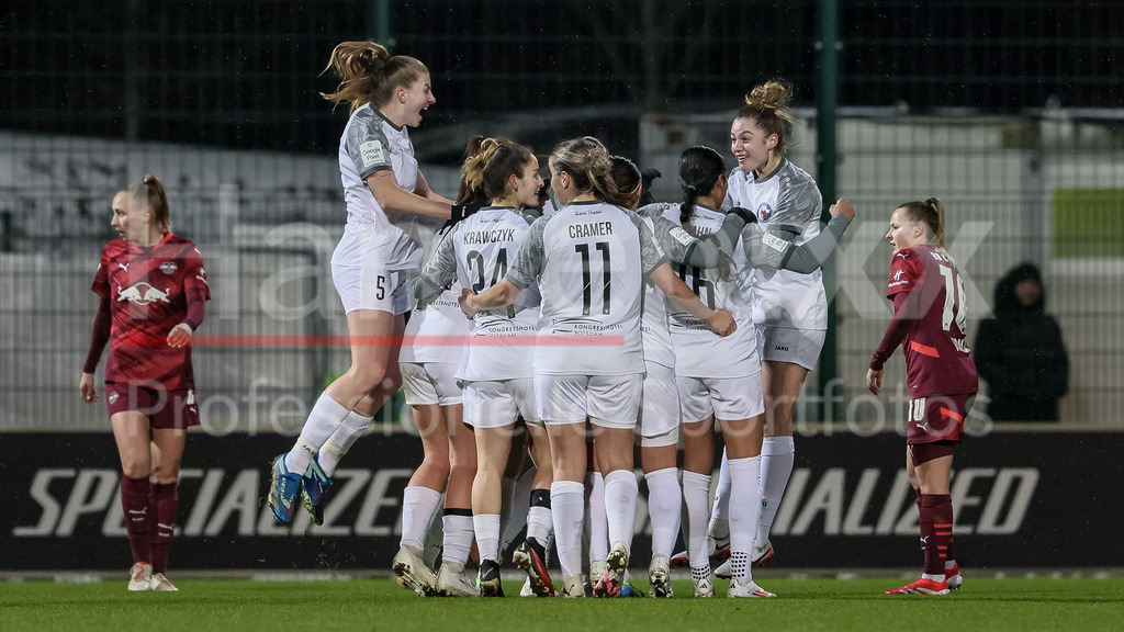 Fussball, Google Pixel Frauen-Bundesliga, RB Leipzig - 1. FFC Turbine Potsdam | v.li.: Spielerinnen vom 1. FFC Turbine Potsdam mit Torjubel, Jubel, jubeln, jubelt, optimistisch, Spielszene, Highlight, Freude über das Tor zum 0:1, DIE DFB-RICHTLINIEN UNTERSAGEN JEGLICHE NUTZUNG VON FOTOS ALS SEQUENZBILDER UND/ODER VIDEOÄHNLICHE FOTOSTRECKEN. DFB REGULATIONS PROHIBIT ANY USE OF PHOTOGRAPHS AS IMAGE SEQUENCES AND/OR QUASI-VIDEO.