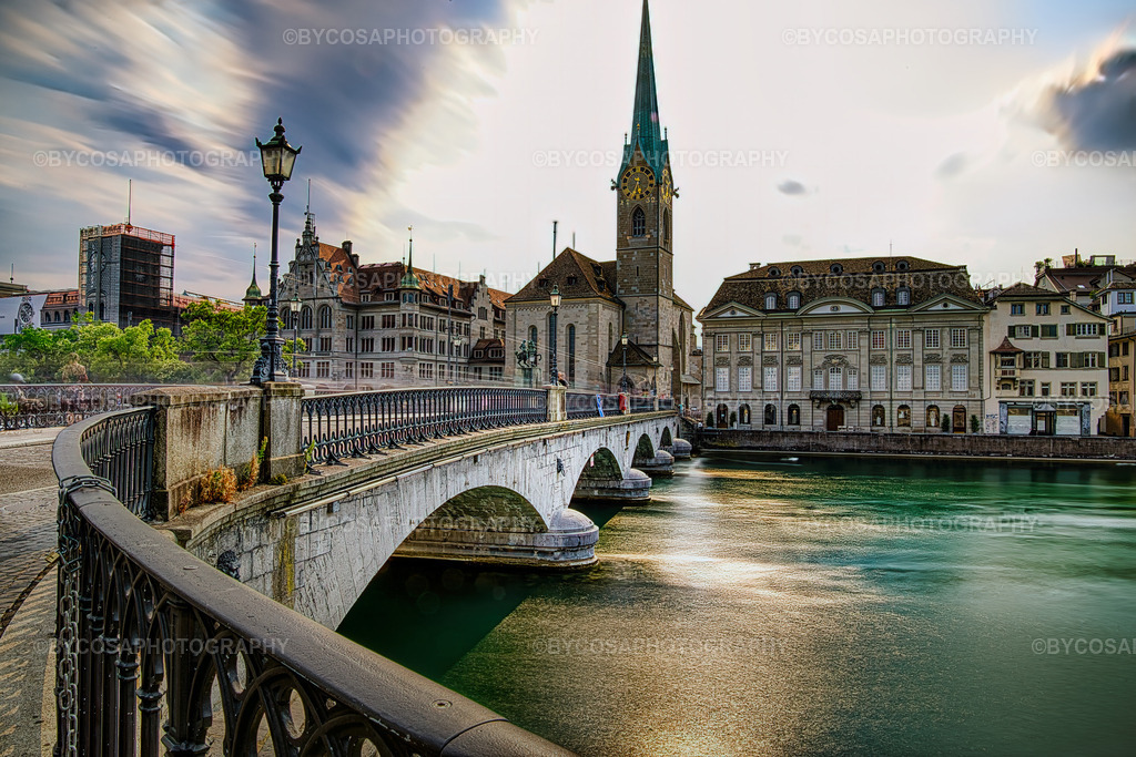 Münsterbrücke mit Fraumünster an der Limmat in Zürich | Münsterbrücke, Fraumünster und Limmat in der Zürcher Altstadt – eindrucksvolle Architekturfotografie aus Zürich in der Schweiz. - Realisiert mit Pictrs.com