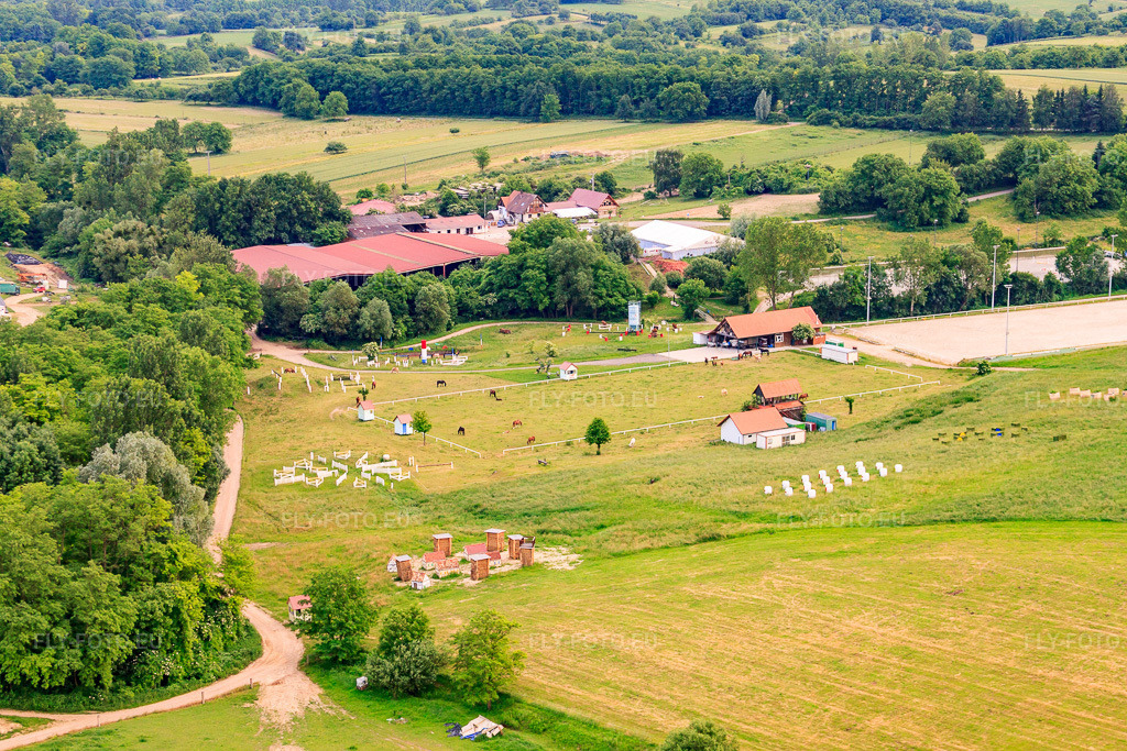 Vue aérienne: Haras De La Née à Neewiller-près-Lauterbourg dans le département Bas Rhin, France – .Photo: IMG_28742.jpg prise le 14/06/2010 par Werner Riehm/FLY-FOTO.eu – Résolution de l'original: 4752 x 3168 px – Haras de la Nee équitation chevaux concours