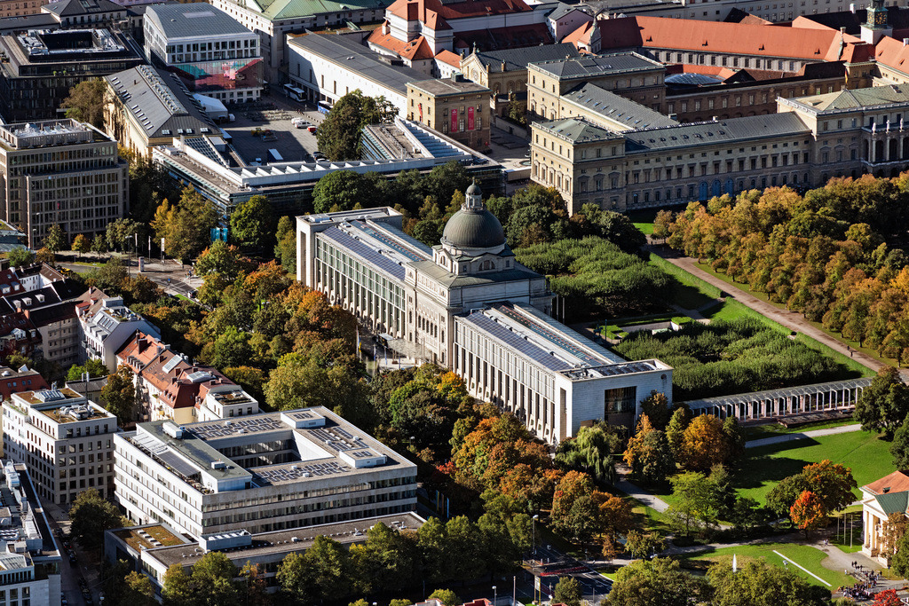 dr__0054124.jpg | MüNCHEN 07.10.2024 Gebäudekomplex des Ministerium der Bayerischen Staatskanzlei am Hofgarten in München im Bundesland Bayern, Deutschland. // Building complex of the Ministry of Bayerischen Staatskanzlei in Munich in the state Bavaria, Germany. Foto: Daniel Reiter