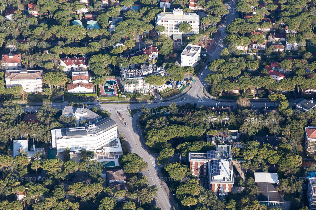 Aerial view: View of the town in Lignano Riviera in the state Friuli Venezia Giulia, Italy. – Photo: IMG_105707.jpg taken on 04/08/2018 by Werner Riehm/FLY-FOTO.com – Resolution of the original: 5472 x 3648 px