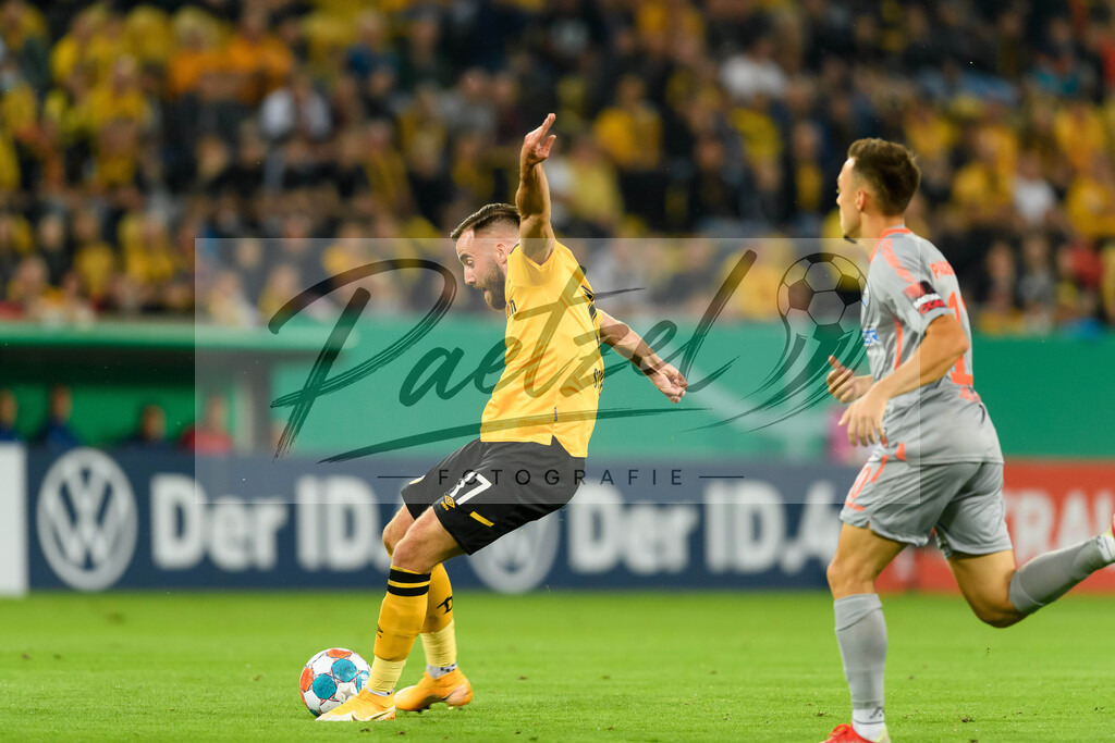 DREPAD20210806_071 | Fussball, Herren: Morris Schroeter (SG Dynamo Dresden) in Aktion, am Ball, Einzelaktion beim Spiel der 1. Runde im DFB-Pokal zwischen SG Dynamo Dresden und SC Paderborn 07 im Rudolf-Harbig-Stadion am 06.08.2021 in Dresden, Deutschland.DFB / DFL REGULATIONS PROHIBIT ANY USE OF PHOTOGRAPHS AS IMAGE SEQUENCES AND/OR QUASI-VIDEO. - Realisiert mit Pictrs.com