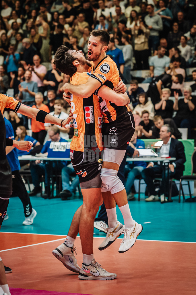 Volleyball | Herren | Saison 2025/2026 | Volleyball Ligacup | Finale | SVG Lüneburg vs. Berlin Recycling Volleys | 12.10.2024 | Berlin gewinnt den Cup, v.l. Jake Hanes (#22, BERLIN RECYCLING Volleys) und Moritz Reichert (#15, BERLIN RECYCLING Volleys)