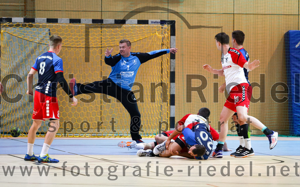 2022-09-24_034_SpVgg_Altenerding_gegen_HSG_Freising-Neufahrn | Erding, Deutschland, 24.09.2022:
Handball, Bezirksoberliga Männer 2022 / 2023, 2. Spieltag, SpVgg Altenerding gegen HSG Freising-Neufahrn, Endergebnis: 18:26

Konstantin Vopel (HSG Freising-Neufahrn, #8), Janic Bittner (HSG Freising-Neufahrn, #20), Quirin Huber (SpVgg Altenerding, #8), Christian Loris (SpVgg Altenerding, #10), Marius Kerber (HSG Freising-Neufahrn, #14)

Foto: Christian Riedel / fotografie-riedel.net