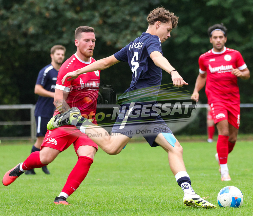 Bünder SV - VfL Holsen | Auf dem Bild zu sehen: rot Bünder SV: Fabian Schnelle ; blau VfL Holsen: Colin Wordelmann Bünder SV, VfL Holsen, Saison 26/27, Kreisliga A, Bünde, Deutschland - Realisiert mit Pictrs.com
