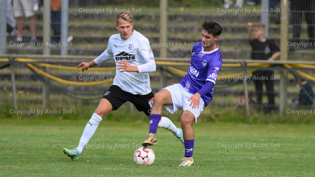 VfR Neumünster vs Eckernförder SV | Marko Ljuljic (VfR #11) / Leon Apitz (ESV #7) - Fußball-Oberliga Männer 2024/2025 / VfR Neumünster vs Eckernförder SV / VfR-Stadion / Neumünster / 15.09.24 - Realisiert mit Pictrs.com