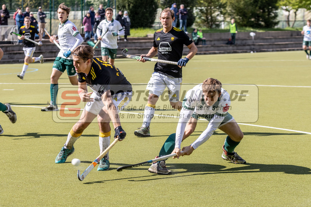 MJ_M_UHTC-HTHC_21.04.2024-26 | Henrik Mertgens (Uhlenhorst Mülheim #13) &amp; Paul Glander (Harvestehuder THC #10), Uhlenhorst Mülheim - Harvestehuder THC am 21.4.2024 im Waldstadion, Mülheim a. d. Ruhr
