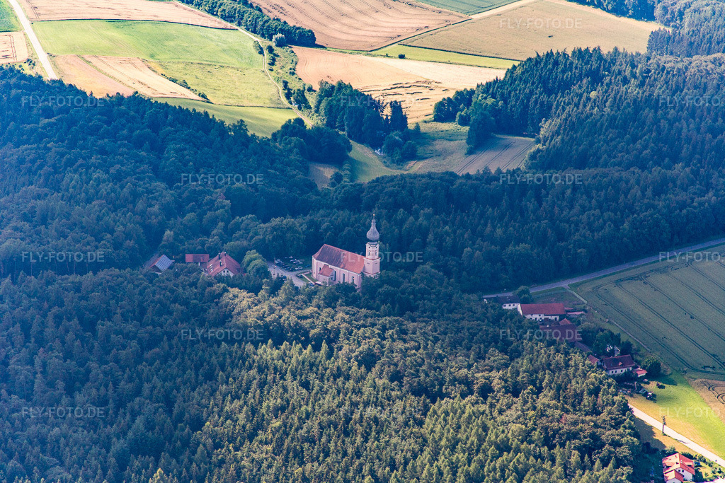 Luftbild: Wallfahrtskirche Hl. Dreifaltigkeit - Moosthenning im Ortsteil Rimbach in Moosthenning im Bundesland Bayern in Deutschland. Foto: IMG_090592.jpg vom 03.07.2016 durch Werner Riehm/FLY-FOTO.de