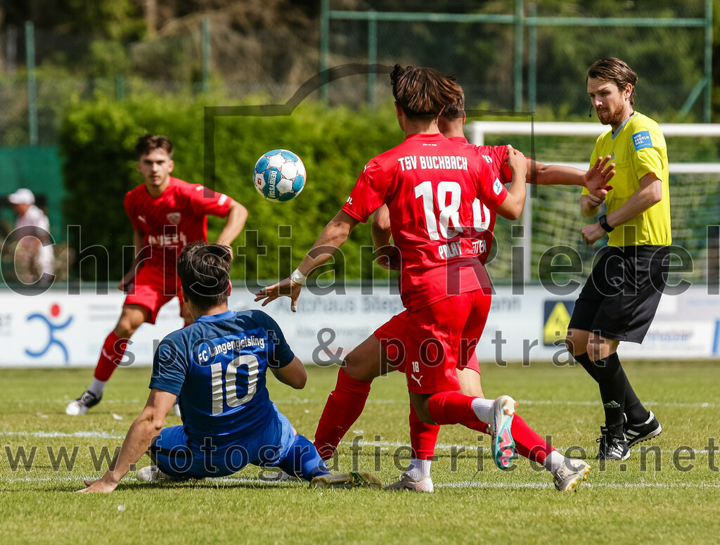 2023-07-08_032_FC_Langengeisling_gegen_TSV_Buchbach | Erding, Deutschland, 08.07.2023:
Fußball, Bezirksliga Oberbayern Ost 2023 / 2024, Testspiel, FC Langengeisling gegen TSV Buchbach, Endergebnis: 0:6

Maximilian Maier (FC Langengeisling, #10), Dennis Polat (TSV Buchbach, #18), Levin Ramstetter (TSV Buchbach, #20), Schiedsrichter Dr. Markus Huber

Foto: Christian Riedel / fotografie-riedel.net