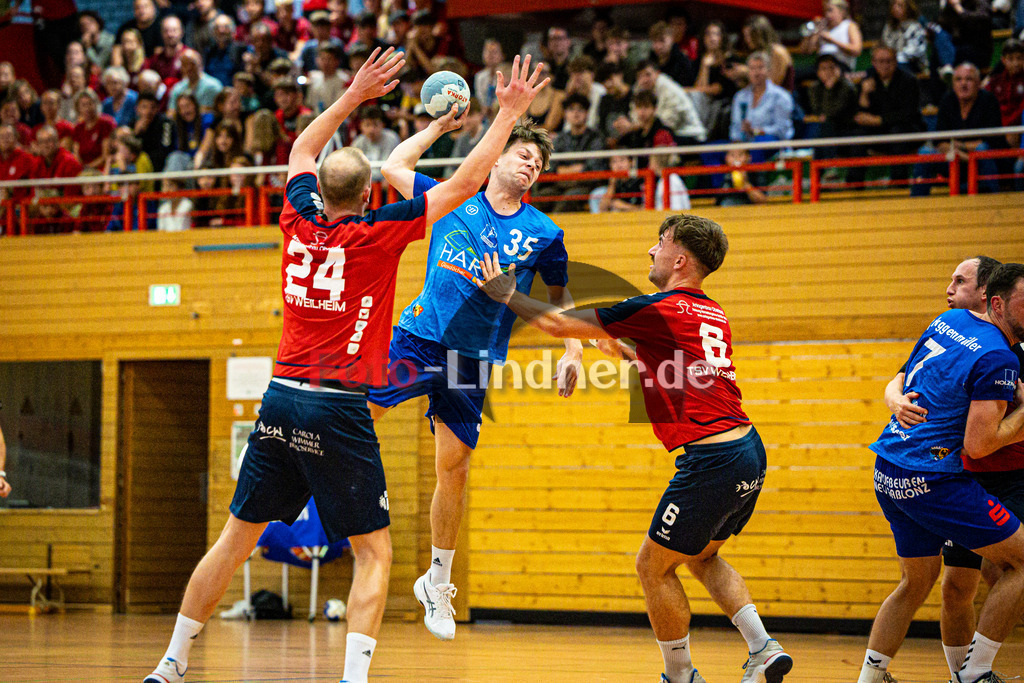 TSV Weiheim gegen SG Kaufbeuren/Neugablonz | Bezirksoberliga Handball Herren 2025/26, TSV Weiheim gegen SG Kaufbeuren/Neugablonz, 20251004,Torwurf Stefan GELLRICH (SG Kaufbeuren/Neugablonz 35),2025-10-04 in Weilheim (Jahnhalle)Maximilian OSTHÖVER (TSV Weilheim 24), Stefan GELLRICH (SG Kaufbeuren/Neugablonz 35), Andreas KUNZ (TSV Weilheim 6)Copyright: WolfgangxLindner