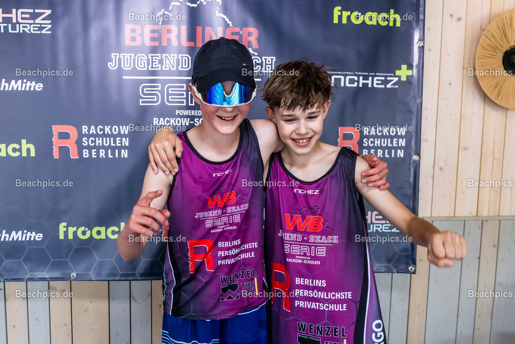 2025-200076218-Jugend-Beach-Serie-Fotobox | Pinar Atalay, Bundeskanzler Friedrich Merz 31.05.2025; Berlin Foto: Gerold Rebsch - www.beachpics.de