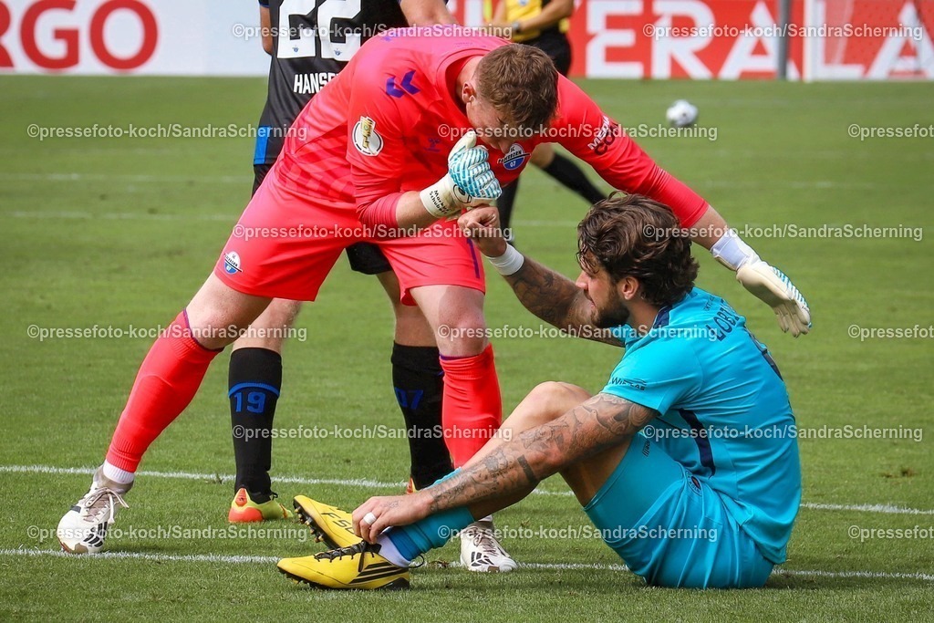 xssc17082501010 | 17.08.2025, xsscx, Fußball, DFB-Pokal 1. Runde, Viktoria Köln - SC Paderborn 07, Sportpark Höhenberg Saison 2025 2026: Markus Schubert (SC Paderborn #01) tröstet den enttäuschten Lex-Tyger Lobinger (Viktoria Köln #09) NRW Deutschland DFB regulations prohibit any use of photographs as image sequences and or quasi-video.