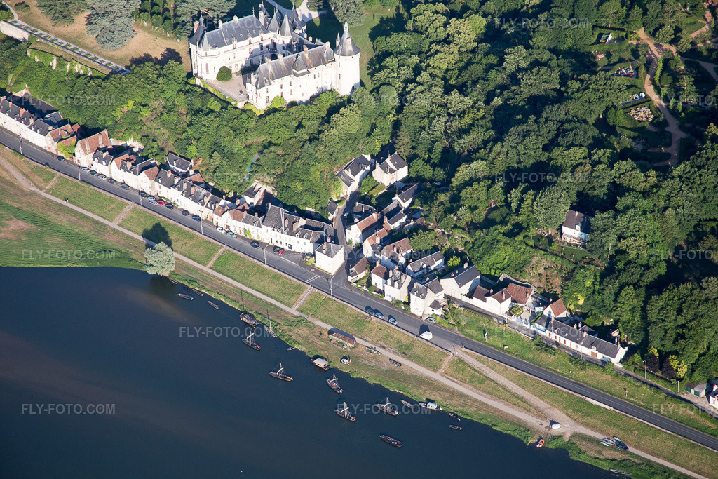 Aerial view: View of the town in Chaumont-sur-Loire in the state Loir et Cher, France. – Photo: IMG_081216.jpg taken on 06/19/2015 by Werner Riehm/FLY-FOTO.com – Resolution of the original: 5472 x 3648 px
