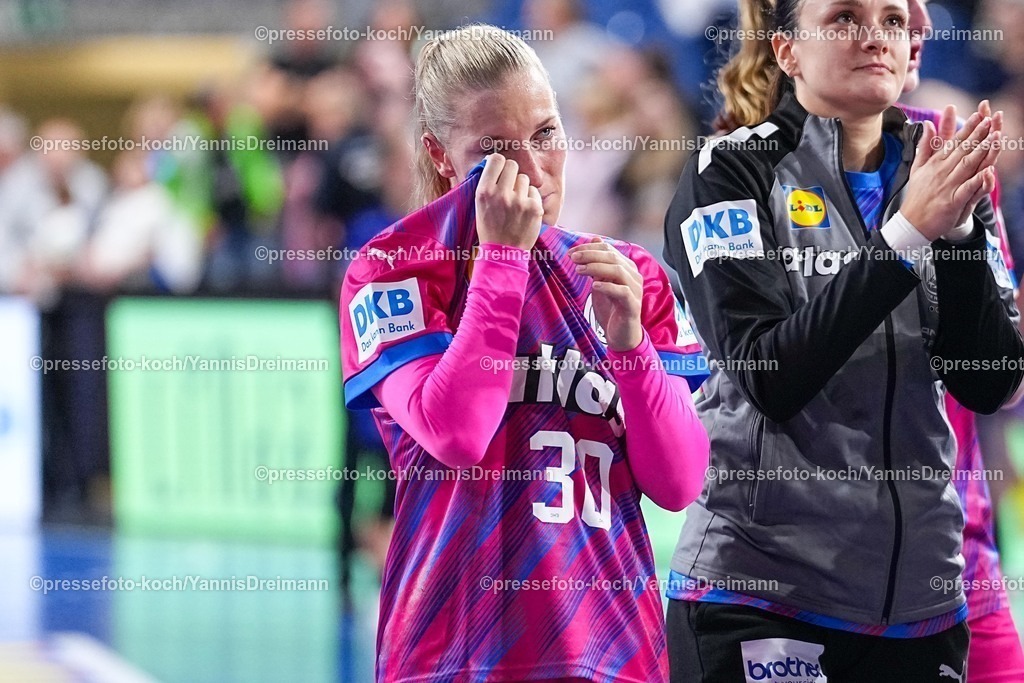 xydrx21092501058 | 21.09.2025, xydrx, Handball, Frauen Länderspiel, Deutschland - Niederlande, YAILA Arena: Jenny Behrend (GER #30) wischt sich eine Träne aus dem Gesicht