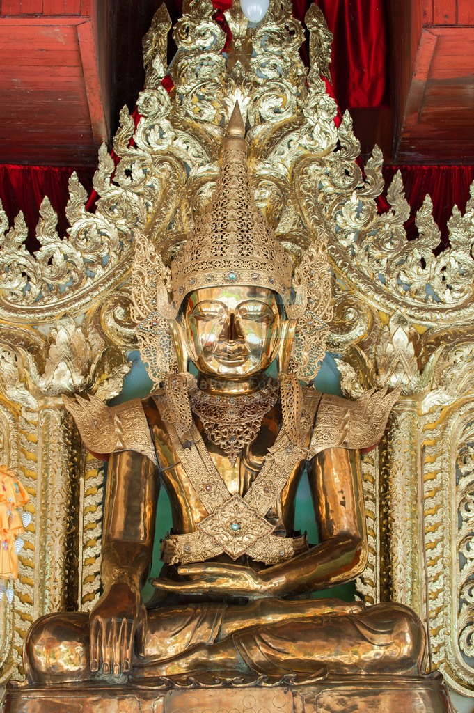 MW0430-2703 | Verzierter Buddha am Inle-See
 - Realisiert mit Pictrs.com