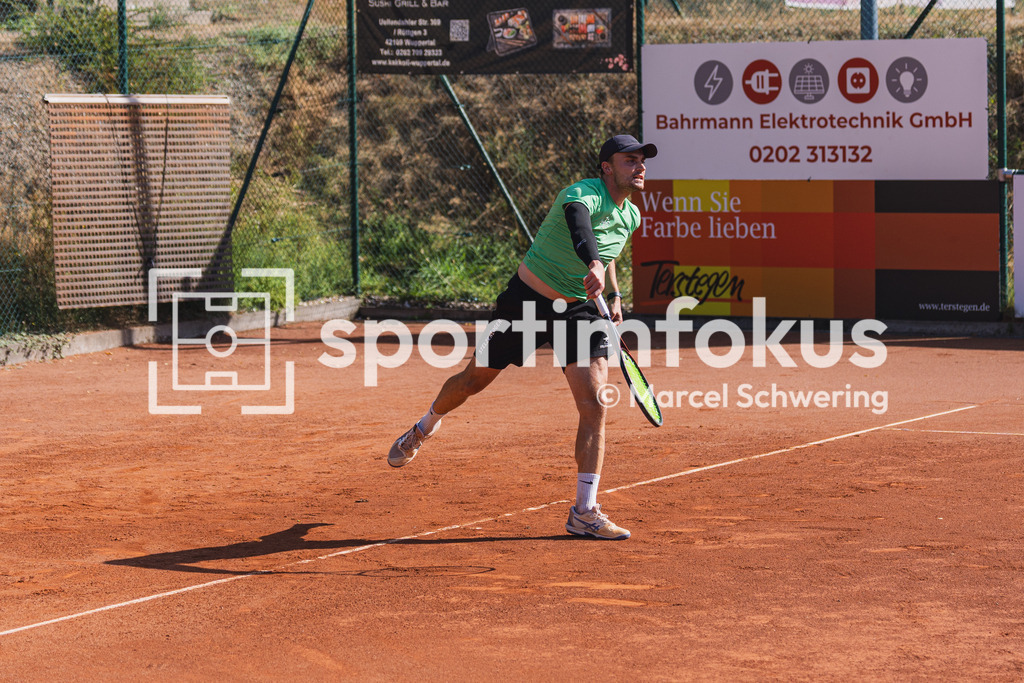 Wuppertaler Tennis-Stadtmeisterschaften | Jan Henri Augustat (Bayer Wuppertal) beim Aufschlag. Herren-Finale der Wuppertaler Tennis-Stadtmeisterschaften, Wuppertal, 09.08.2026. - Realisiert mit Pictrs.com